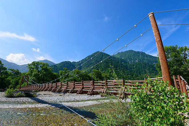azusa myojin ponte e rio de kamikochi, em nagano, japão - kamikochi national park - fotografias e filmes do acervo