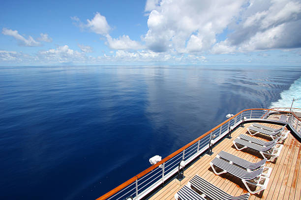 kreuzfahrt schiff segeln durch einen wunderschönen ruhigen ozean. - schiffsdeck stock-fotos und bilder