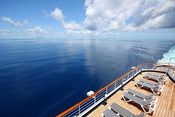 nave da crociera vele in un bellissimo calma oceano. - nave da crociera foto e immagini stock