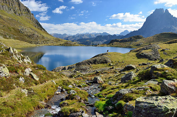 Lago Gentau en el rayo pirineos - foto de stock