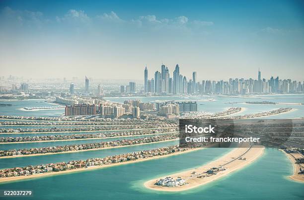 The Palm Jumeirah In Dubai Mit Skyline Stockfoto und mehr Bilder von Dubai - Dubai, Palm Jumeirah, Luftaufnahme