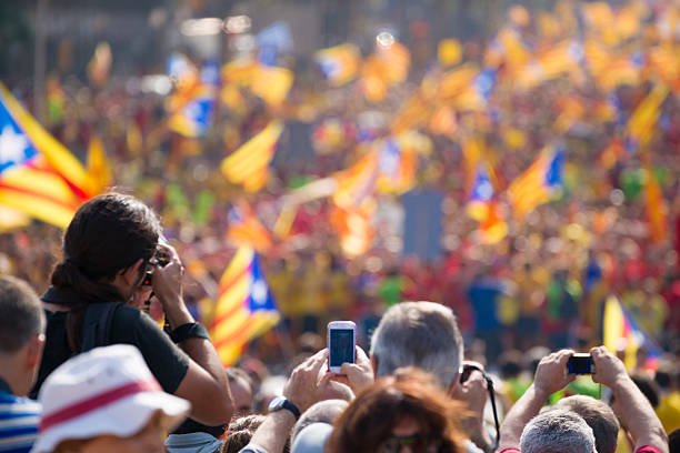 rally per l'indipendenza della catalogna - catalonia protest journalism the media foto e immagini stock