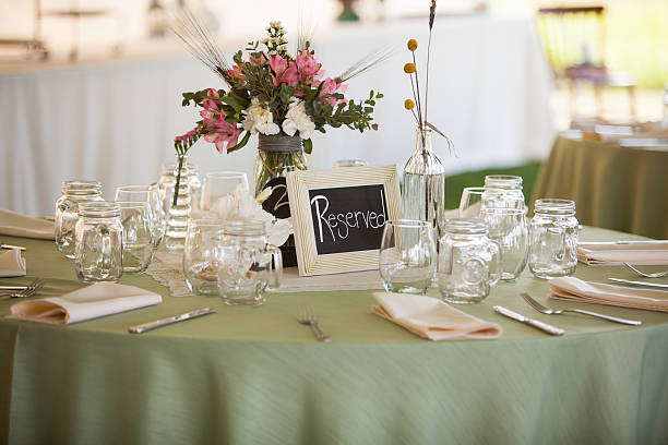 ricevimento di nozze di una tabella - restaurant banquet table wedding reception foto e immagini stock
