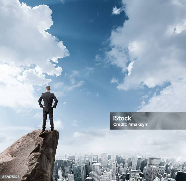Geschäftsmann Stehen Am Rand Des Rock Mountain Stockfoto und mehr Bilder von Am Rand - Am Rand, Berg, Geschäftsleben