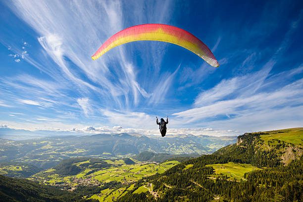 latający nad górami paraglider - parachute zdjęcia i obrazy z banku zdjęć