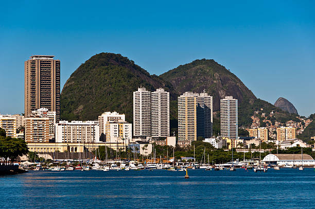 rio de janeiro, com colinas vista urbana - clear sky landscape urca southeastern region - fotografias e filmes do acervo