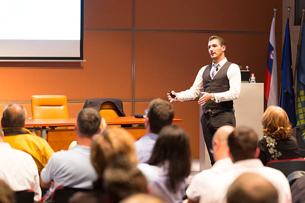 altavoz en conferencia de negocios y la presentación. - lecture hall audio fotografías e imágenes de stock