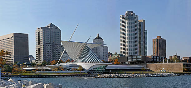 istock Cityscape Milwaukee Tall Buildings Profile Afternoon 522095833