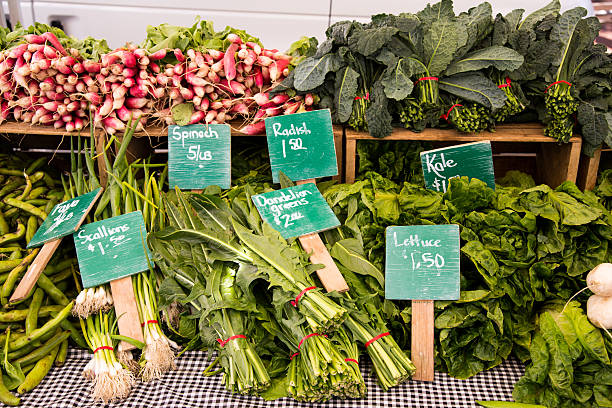 オーガニック野菜のファーマーズマーケット - heirloom tomato homegrown produce tomato organic ストックフォトと画像