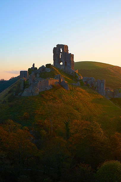 秋のシーン corfe 城 - corfe castle ストックフォトと画像