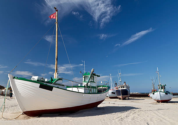 barco de pesca en la playa - løkken fotografías e imágenes de stock