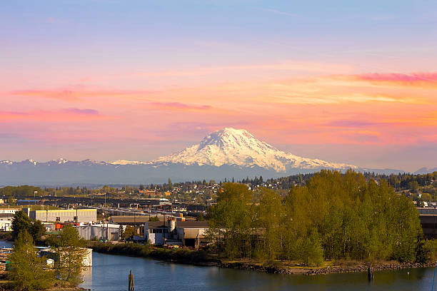 istock Mount Rainier from Tacoma Marina 522119434