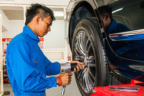 mecânico de prender desaparafusando rodas ou carro no serviço de automóveis - tire car built structure surrogate - fotografias e filmes do acervo