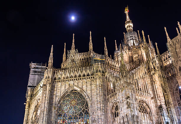 vue de nuit de la cathédrale de milan - dome milan italy architectural feature italy photos et images de collection