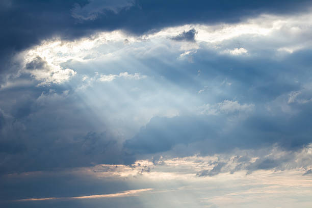 puesta de sol de verter crepuscular aunque nubes dispersas - cloud cloudscape above pattern fotografías e imágenes de stock