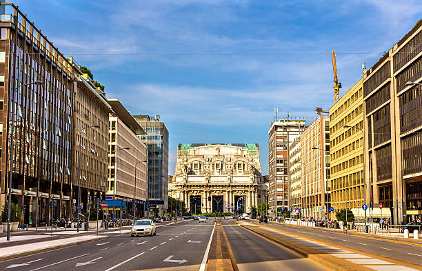 istock Via Vittor Pisani leading to Milano Centrale 522123804