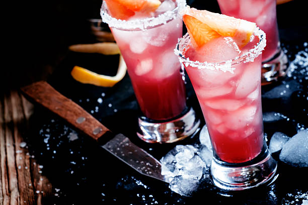 istock Alcoholic cocktail with grapefruit juice, vodka and salt 522125392