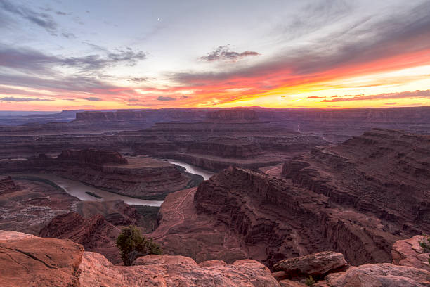 istock Colorado Gooseneck Mesa Purple Sunset 522128085