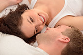 positive-paar-entspannenden-im-bett.jpg?b=1&s=170x170&k=20&c=n_cpP8nH3rtFVb-n8PMUPQBYLXY2aTozjL_BGV8-5Sg=