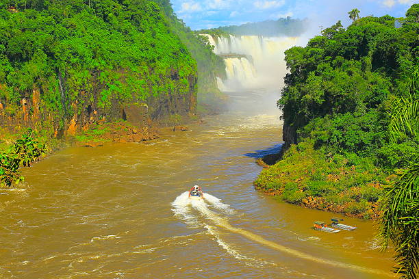 лодка собираетесь водопад глотка дьявола, водопады игуасу-аргентина/бразилия - iguazú стоковые фото и изображения