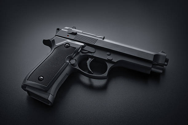 pistola con cambio automatico - handgun foto e immagini stock