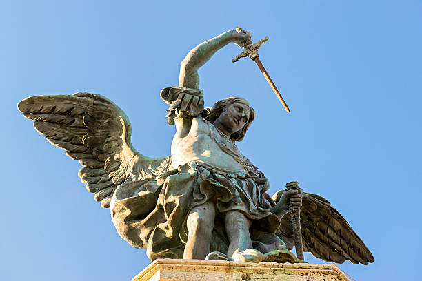sankt michael pomnik na górze castel sant'angelo w rzymie - statue sculpture roman angel zdjęcia i obrazy z banku zdjęć