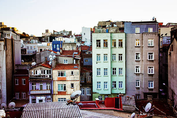 istanbul beyoglu architektur dach apartment satellitenschüsseln - television aerial roof antenna city stock-fotos und bilder