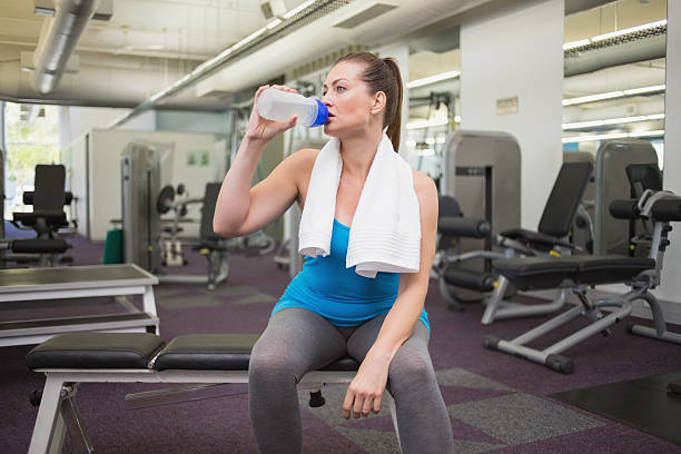 istock Fit brunette drinking from sports bottle 522132639