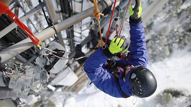 istock Telecommunication manual high worker engineer repairing antenna 522133229