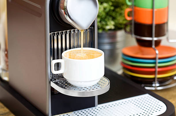 ekspres do kawy espresso i filiżanką kawy - espresso coffee coffee maker italian culture zdjęcia i obrazy z banku zdjęć