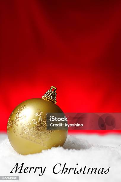 クリスマスボールは赤の背景に雪のテキスト - お祝いのストックフォトや画像を多数ご用意 - お祝い, アウトフォーカス, イルミネーション