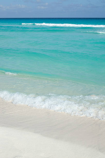 istock Caribbean ocean white sand beach in sunny Cancun, Mexico 522134187