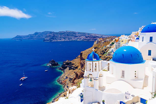 blanco arquitectura y del famoso pequeñas iglesias con sus cúpulas de color azul - grecia fotografías e imágenes de stock