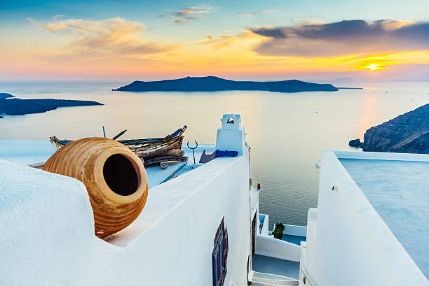 sonnenuntergang auf santorin - santorini greece oia sunset stock-fotos und bilder