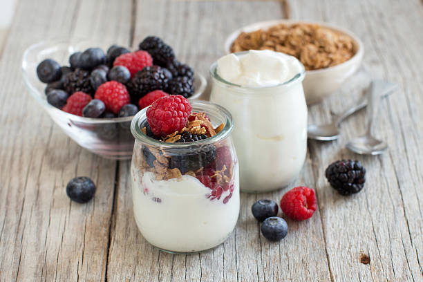 śniadanie ze świeżych grecki jogurt, musli i jagody - oatmeal organic ingredient blueberry zdjęcia i obrazy z banku zdjęć