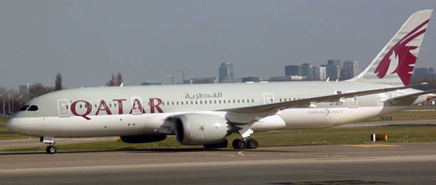 qatar voies respiratoires circulation au sol, pour décoller depuis schiphol aéroport le plus pratique. amsterdam - boeing 787 qatar airways airplane aerospace industry photos et images de collection