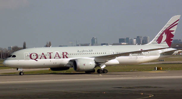 카타르 항공 (qatar airways) 에 런웨이 활주 ~떠나라 메트로폴리스 schiphol.amsterdam - boeing 787 qatar airways airplane aerospace industry 뉴스 사진 이미지