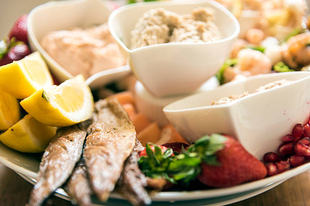 pescados y mariscos frescos en un plato - prawn seafood plate serving dish fotografías e imágenes de stock