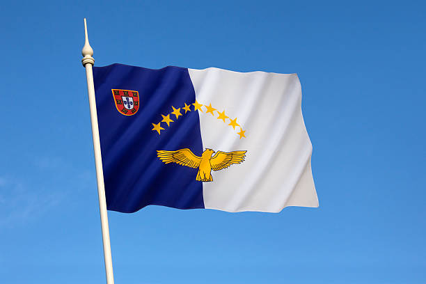 drapeau de les açores - portuguese culture portugal flag coat of arms photos et images de collection