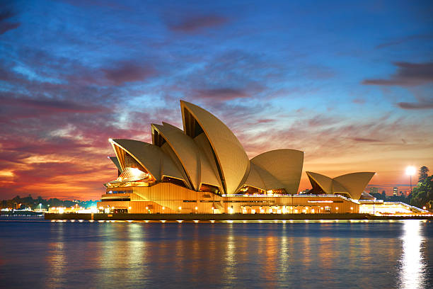 oper von sydney in der abenddämmerung - circular quay concert hall sydney opera house sydney australia stock-fotos und bilder