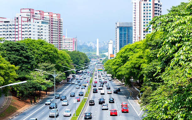 istock Traffic on the famous 23 de Maio Avenue 522153943