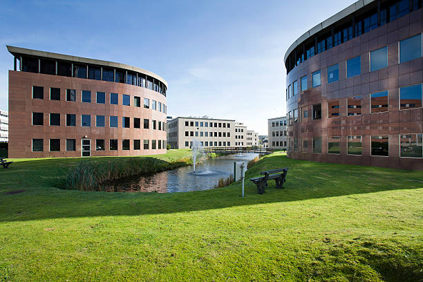 office park und umgebung - büropark stock-fotos und bilder