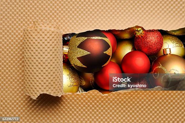 破れている茶色の紙パッケージアゲインストクリスマスボール - 包装紙のストックフォトや画像を多数ご用意 - 包装紙, 破る, 開ける