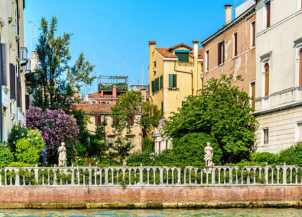 建物で、庭園、イタリアベニス - facade palace grand canal canal ストックフォトと画像