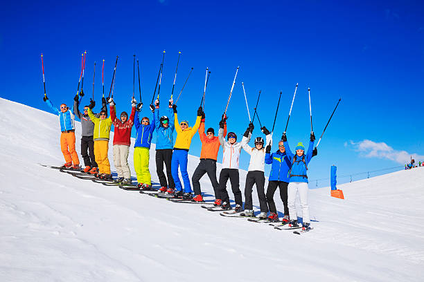 ski club la escuela de esquí viajes colorido grupo de nieve skiers - female with group of males fotos fotografías e imágenes de stock