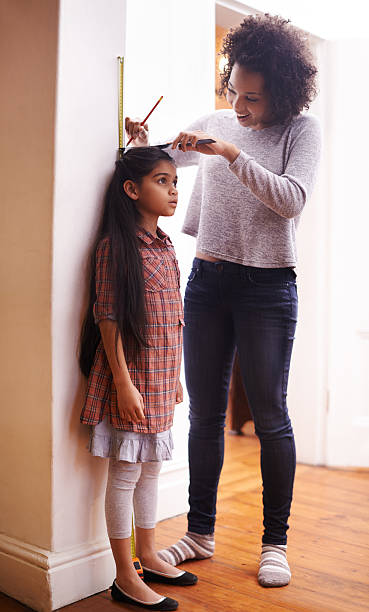 ela está crescendo tão rápido! - measuring child instrument of measurement wall - fotografias e filmes do acervo