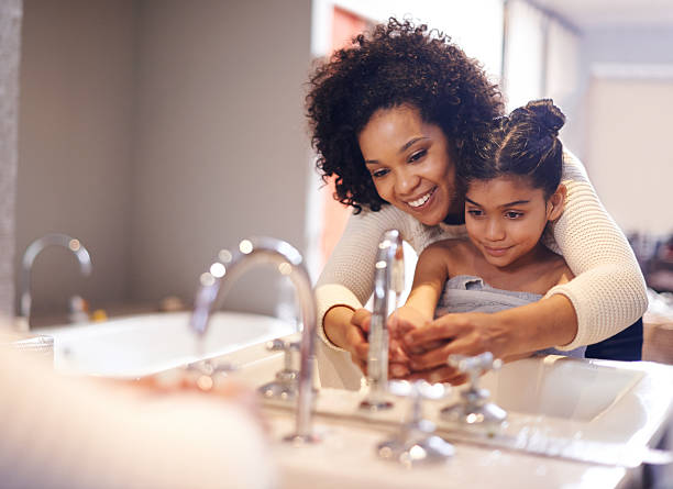 insegnare il suo di buona igiene - lavarsi le mani foto e immagini stock