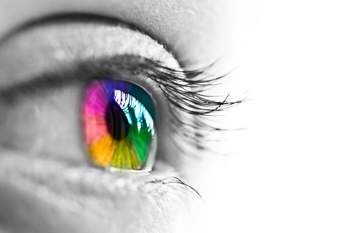 Chica natural y colorido arco iris ojos sobre fondo blanco photo