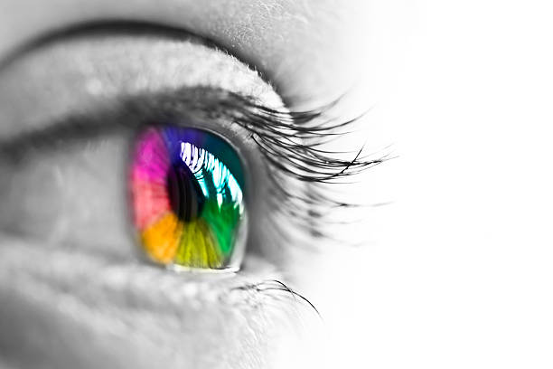 ragazza naturale e colorato arcobaleno occhio su sfondo bianco - close up immagine foto e immagini stock