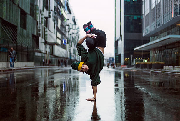 стоять на руках танцор в street, подростки танцор - breakdancing стоковые фото и изображения